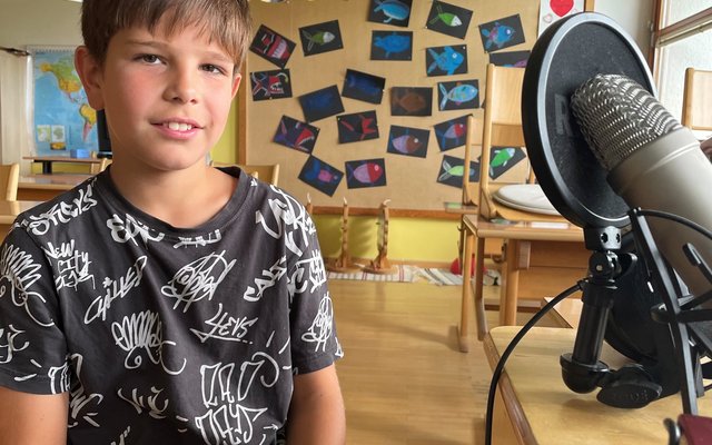 Joseph (10) spricht mit Sandra über Rugby.